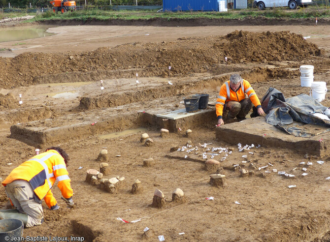 Fouille en cours du niveau solutréen (entre 24 000 et 22 000 ans avant notre ère) à Fragnes-La-Loyère (Saône-et-Loire). Les galets de quartzite ont été laissés en place après le démontage et l'enregistrement de l'industrie lithique.