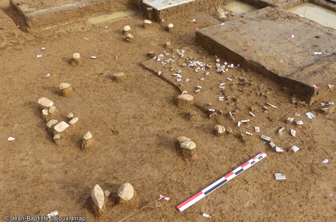 Fouille en cours du niveau solutréen (entre 24 000 et 22 000 ans avant notre ère) à Fragnes-La-Loyère (Saône-et-Loire). Les galets de quartzite ont été laissés en place après le démontage et l'enregistrement de l'industrie lithique.