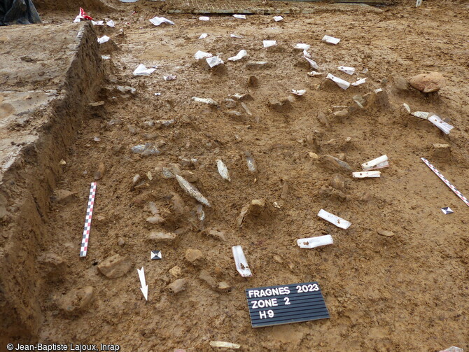 Fouille en cours du niveau solutréen (entre 24 000 et 22 000 ans avant notre ère) à Fragnes-La-Loyère (Saône-et-Loire). Vue oblique des carrés H8 et H9 dans la zone centrale. 