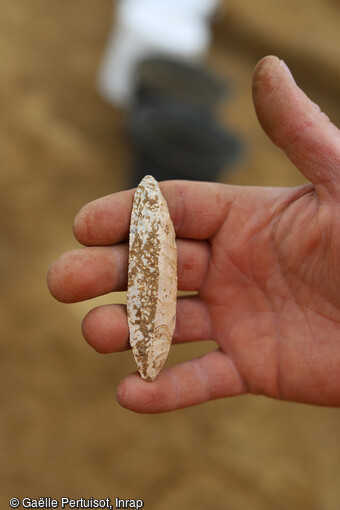 Pointe à face plane mise au jour au cours de la fouille du niveau solutréen (entre 24 000 et 22 000 ans avant notre ère) à Fragnes-La-Loyère (Saône-et-Loire).