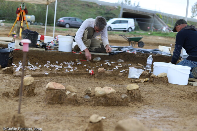 Fouille en cours du niveau solutréen (entre 24 000 et 22 000 ans avant notre ère) à Fragnes-La-Loyère (Saône-et-Loire).