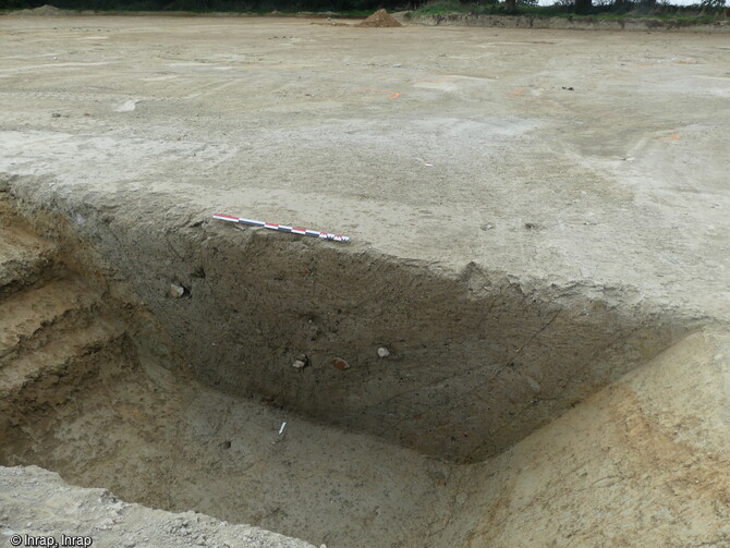 Coupe de la partie supérieure du puits antique découvert à Noyal-Châtillon-sur-Seiche (Ille-et-Vilaine). Cet aménagement antique est en lien avec une probable villa repérée hors emprise. 