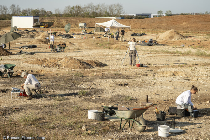 Vue de la fouille d'un vaste ensemble funéraire antique à Saint-Vulbas (Ain). La fouille de 2018 comptabilise 554 inhumations, 212 crémations, 30 enclos funéraires et 195 structures funéraires de nature indéterminée. Cet ensemble est exploité sur une longue période allant du milieu du 1er siècle avant notre ère jusqu'au milieu du VIIe siècle de notre ère, soit pendant près de 6 siècles. 