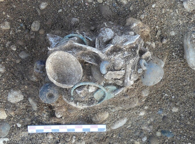 Ossuaire d'un enfant de moins de 7 ans découvert dans l'ensemble funéraire antique de Saint-Vulbas (Ain). Il se trouve dans un contenant souple avec des dépôts de clochette, bracelet, pendentif-coquillage et perles, datés entre 30 et le milieu du 1er s. de notre ère 