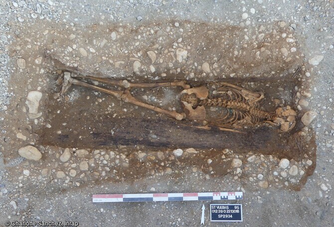 Un exemple de cercueil cloué, contenant un grand adolescent estimé entre 14 et 16 ans et daté de la fin du 1er siècle de notre ère. Mis au jour dans l'ensemble funéraire antique de Saint-Vulbas (Ain).