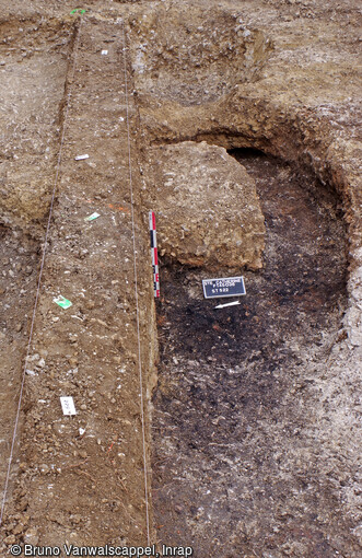 Vue du laboratoire du four de potier daté du 1er siècle de notre ère, mis au jour à la limite septentrionale de l'emprise de la fouille à Sainte-Catherine (Pas-de-Calais).