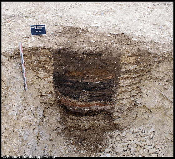 Vue de la coupe stratigraphique d'un puits à eau cuvelé gallo-romain mis au jour au cours de la fouille à Sainte-Catherine (Pas-de-Calais).