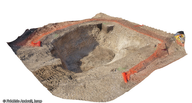 Image photogrammétrique de la fosse d'extraction de substrat calcaire, de forme ovale et mesure 9 m sur 8 m. Elle a été dégagée au sud-ouest de l'emprise de la fouille de l'établissement antique de Sainte-Catherine (Pas-de-Calais). Elle date de la première phase d'occupation, début du 1er siècle avant notre ère.