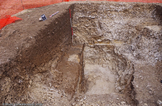 Vue de la fosse d'extraction du substrat calcaire en cours de fouille. Elle a été dégagée au sud-ouest de l'emprise de la fouille de l'établissement antique de Sainte-Catherine (Pas-de-Calais). Elle date de la première phase d'occupation, début du 1er siècle avant notre ère.