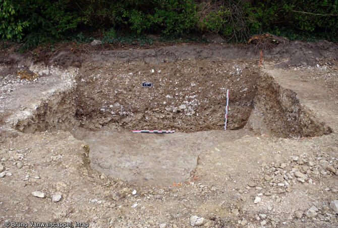 Vue d'une des deux caves mises au jour au cours de la fouille de l'établissement antique de Sainte-Catherine (Pas-de-Calais). Celle-ci est datée de la seconde moitié du Ier siècle avant notre ère. On observe au premier plan la descente de la cave placée sur la paroi orientale.