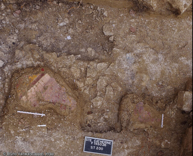 Plaques d'enduits peints découverts au bas de l'escalier de la cave maçonnée datée du Ier siècle de notre ère à Sainte-Catherine (Pas-de-Calais).
