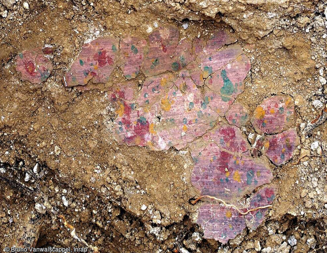 Plaques d'enduits peints découverts sur le sol de la cave maçonnée datée du Ier siècle de notre ère à Sainte-Catherine (Pas-de-Calais).