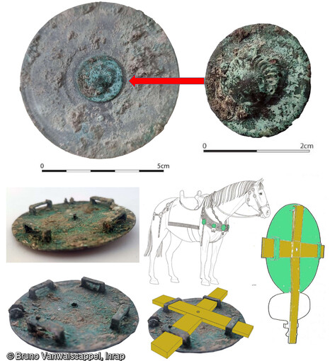 Phalère découverte dans le puits d'aisance au cours de la fouille de l'établissement antique de Sainte-Catherine (Pas-de-Calais). Ce puits contenait un mobilier archéologique de belle facture dont la présence de cette phalère, plaque circulaire en bronze qui ornait le harnachement d'un cheval. Elle est garnie en son centre d'un médaillon amovible sur lequel est figurée la gueule d'un lion. Cet artefact appartient incontestablement au contexte militaire.