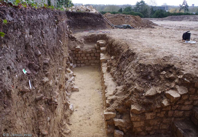 Cave maçonnée implantée au 1er siècle de notre ère au nord de la propriété, mise eu jour au cours de la fouille de Sainte-Catherine (Pas-de-Calais) 