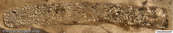 Grand foyer allongé de 11 m de long sur 1,50 m de large, datant du Néolithique découvert à Aubagne (Bouches-du-Rhône). 
