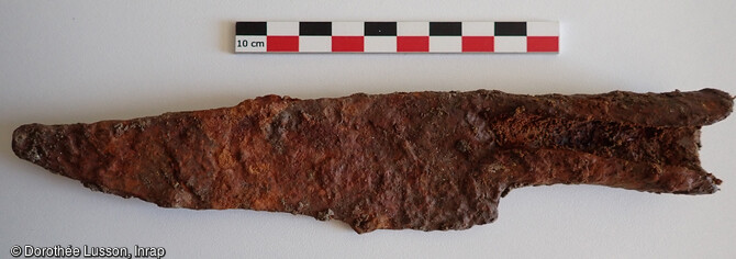 Couteau complet en fer découvert dans une structure abandonnée qui a servi de zone de rejet dans l'habitat rural de la fin de l'âge du Fer à Beaugency (Loiret).
