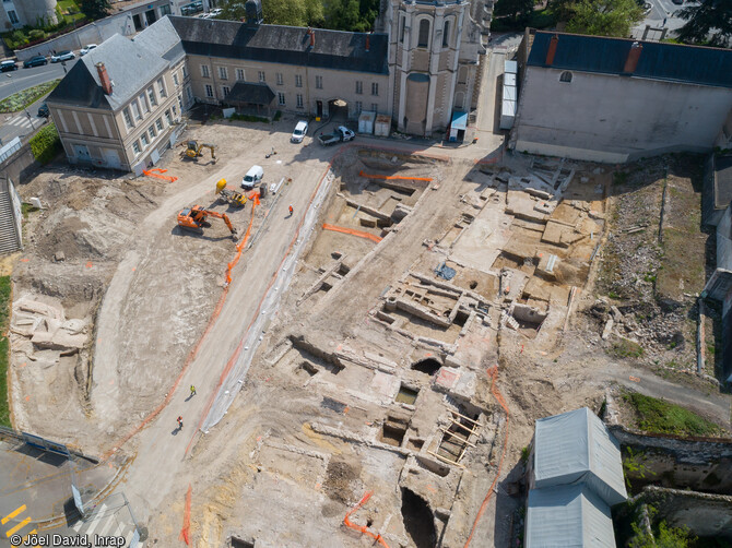 Vue générale du chantier de l'îlot Saint-Vincent à Blois (Loir-et-Cher) vers l'est à la fin du décapage. A l'issue de ce premier décapage général, c'est la trame du parcellaire urbain des époques modernes et contemporaines qui a été rendue visible de part et d'autre de l'ancien tracé de la rue du Pont du Gast, dont la chaussée a été découverte presque qu'intacte. 