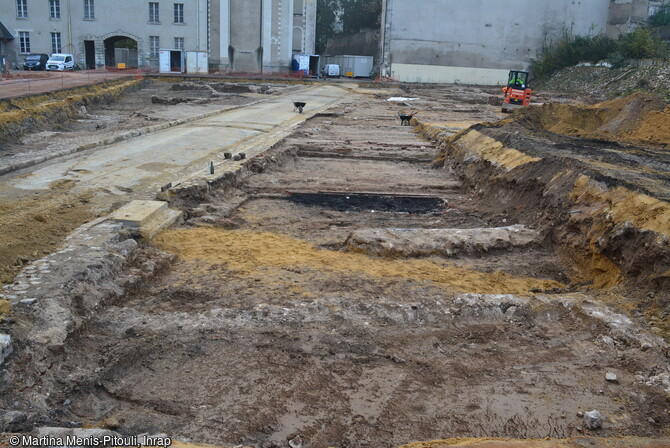 La rue du Pont du Gast des années 1960 retrouvée dans la partie centrale de la fouille de l'îlot Saint-Vincent à Blois (Loir-et-Cher), avec les fondations des maisons jadis en front de rue ; à l'arrière plan, l'Orangerie des jardins royaux (mur aveugle à droite) et le chevet de l'église Saint-Vincent (eu centre). 