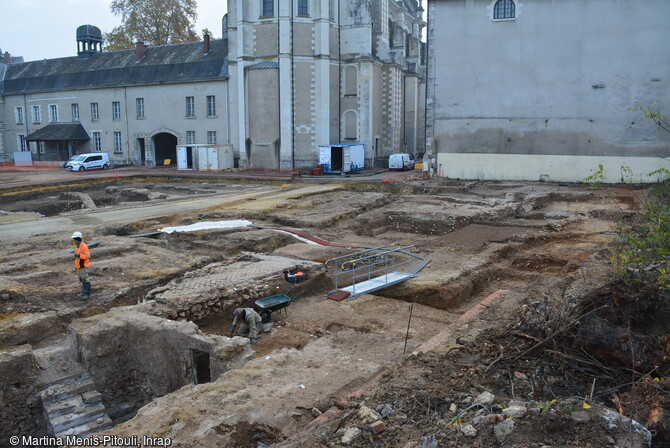 La partie sud du chantier de fouille de l'îlot Saint-Vincent à Blois (Loir-et-Cher) après le décapage initial : le secteur anciennement dans les jardins royaux, prêt à être fouillé. A gauche la rue du Pont du Gast, à droite l'Orangerie (grand mur aveugle). 