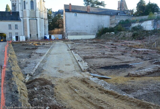 Vue sur l'ancienne rue du Pont du Gast des années 1960, dont la chaussée a été découverte presque qu'intacte lors de la fouille de l'îlot Saint-Vincent à Blois (Loir-et-Cher). 