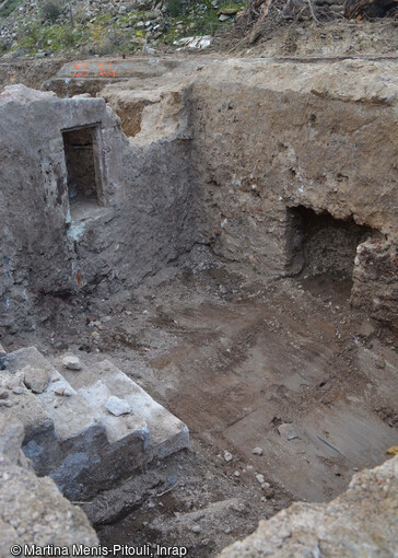 Dégagement d'une cave avec accès et ouvertures, vue vers le sud au cours de la fouille de l'îlot Saint-Vincent à Blois (Loir-et-Cher).