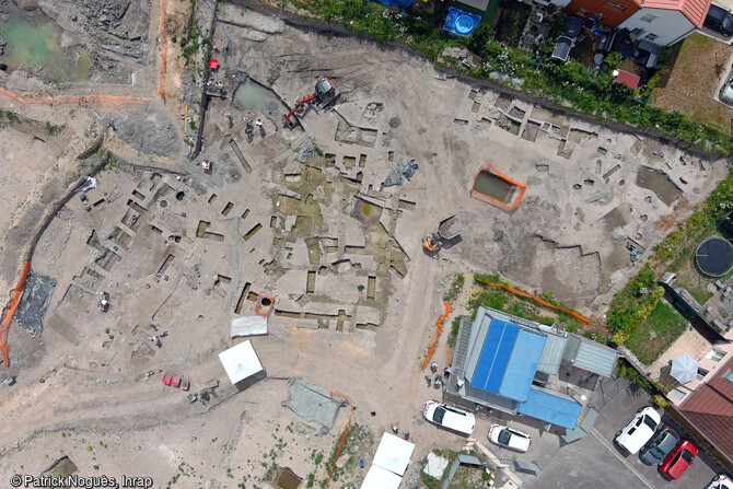 Vue aérienne de la partie basse du site de la ville antique de Sens (Yonne) en cours de fouille. 