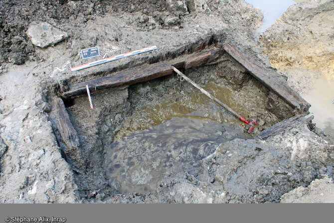 Cuvelage en bois conservé au fond d'une grande latrine antique, mis au jour dans le quartier sud de la ville antique de Sens (Yonne). La nappe phréatique baigne certains niveaux les plus anciens et, a fortiori, la quasi totalité du fond des aménagements profonds. Cet état de fait a permis la conservation de nombreux restes en bois. 