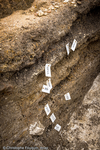 Stratigraphie sur le chantier de fouille du quartier sud de la ville antique de Sens (Yonne), en partie baignée par la nappe phréatique. L'étude conjointe des faciès géomorphologiques (nappe), de l'environnement et de l'organisation de l'occupation permettra peut-être d'appréhender des évolutions climatiques pendant l'Antiquité et leurs conséquences sur l'urbanisme local. 