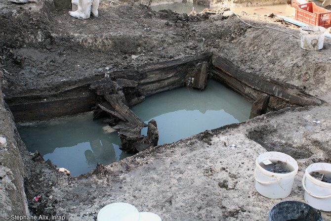 Cuvelage en bois conservé au fond d'une grande latrine antique, mis au jour dans le quartier sud de la ville antique de Sens (Yonne). La nappe phréatique baigne certains niveaux les plus anciens et, a fortiori, la quasi totalité du fond des aménagements profonds. Cet état de fait a permis la conservation de nombreux restes en bois.