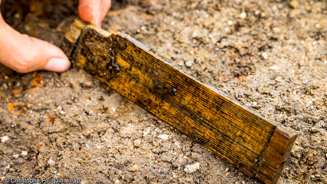 Fragment de tablette en bois à écrire avec un marquage latéral à l'encre découvert dans des latrines dans le quartier sud de la ville antique de Sens (Yonne) qui avaient servi de dépotoirs. La nappe phréatique baignant certains niveaux les plus anciens a permis une conservation exceptionnelle des vestiges notamment en bois. 