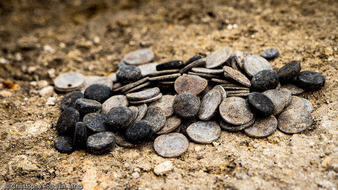 Flans monétaires non frappés (imitations de monnaies en cours de fabrication ?) découverts dans des latrines qui avaient servi de dépotoirs, dans le quartier sud de la ville antique de Sens (Yonne).