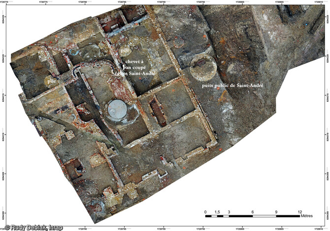 Orthophotographie : vestiges de l'église Saint-André à Saint-Quentin (Aisne). Cette église est attestée avant l'an 1000, et élevée au rang d'église paroissiale en 1214. Il s'agissait de l'église principale de la ville après la Basilique. Les archéologues ont pu dégager les fondations de son chevet à pan coupé et quelques-unes de ses piles intérieures. 