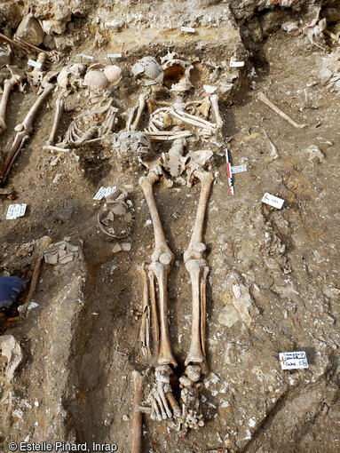 Sépulture du début de l'époque moderne en cours de fouille sur le parvis de la Basilique de Saint-Quentin (Aisne). 