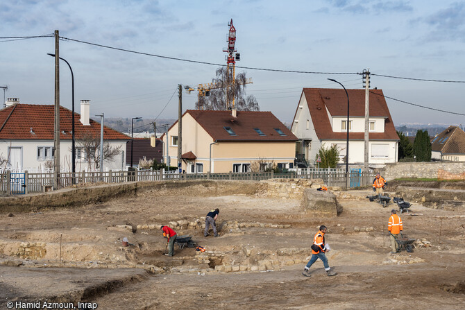 Fouille des fondations du moulin de La Tour, moulin à vent de l'époque moderne à Sartrouville (Yvelines). L'étude des archives montre que le moulin est exploité par la famille Liebert depuis, au moins la seconde moitié du XVIIe siècle. Il semble ne jamais avoir appartenu à un seigneur. Il servit à produire de la farine jusqu'au XIXe siècle, époque à laquelle les moulins à vent d'exploitation familiale vont disparaitre progressivement face aux minoteries industrielles. 