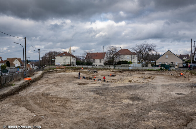 Vue générale de la fouille des fondations du moulin à vent et de la maison du meunier à Sartrouville (Yvelines). 