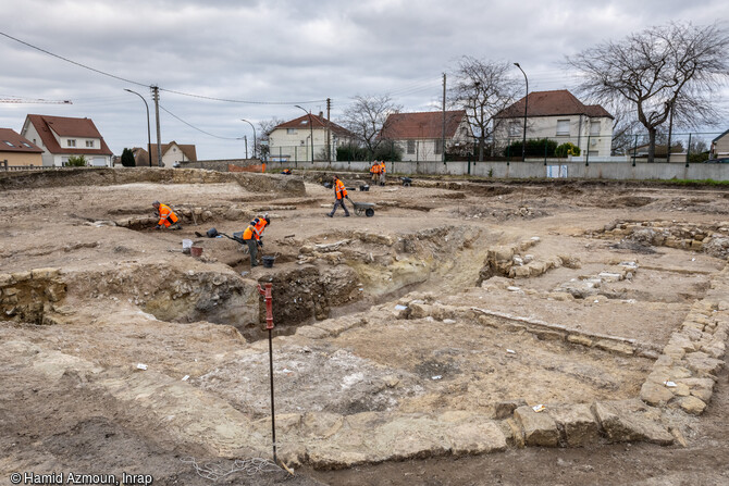 Vue générale de la maison du meunier, associée au moulin à Sartrouville (Yvelines). Détruite dans les années 1980, sa forme est connue par un plan de 1820 mais la fouille a révélé des phases d'occupation plus anciennes.