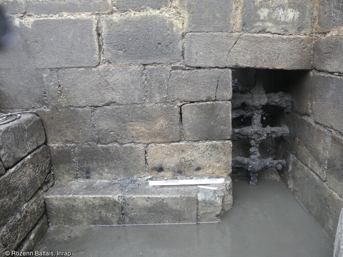 Un canal passant sous l'édifice acheminait l'eau de la Marle pour actionner la roue du moulin du château de l'Hermine à Vannes (Morbihan). La roue entrainait le rouet puis la lanterne, dont les archéologues ont retrouvé l'emplacement. L'évacuation de l'eau vers la douve, en aval de la roue, se faisait par une ouverture pratiquée dans la façade, dont le grille a été conservée. 