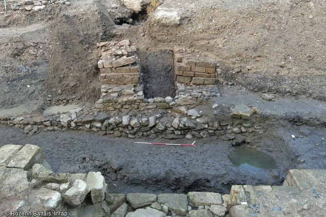 Face à l'entrée du château médiéval de l'Hermine à Vannes (Morbihan), la pile d'un pont a été dégagée. Ce massif maçonné de près de 5 mètres de côté est constitué d'un passage central bordé par deux piédroits s'élevant à plus de 2 mètres de haut.