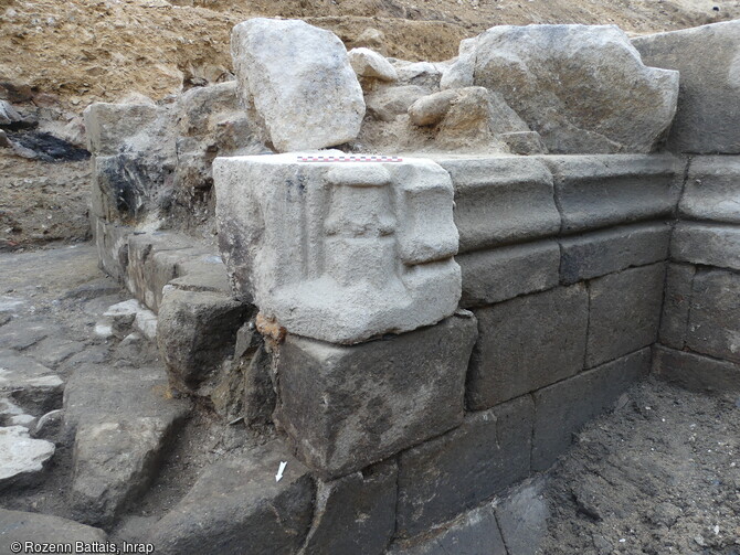 Détail de la base prismatique du piédroit du portail d'entrée du logis ducal du château de l'Hermine à Vannes (Morbihan). La construction de l'édifice s'est déroulée en une seule phase, ce qui témoigne de l'importance des moyens financiers et humains utilisés. Les vestiges indiquent que le duc de Bretagne Jean IV a su s'entourer des meilleurs ingénieurs et artisans de l'époque. 