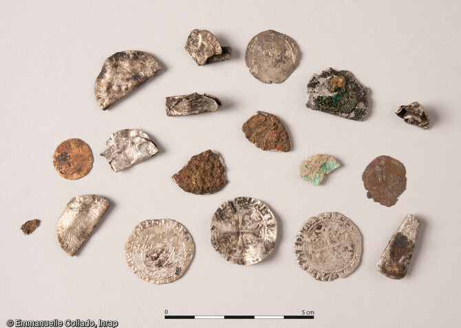 Lot de monnaies datant des XVe/XVIe siècles découvert dans le remblai d'abandon du moulin du château de l'Hermine à Vannes (Morbihan). 