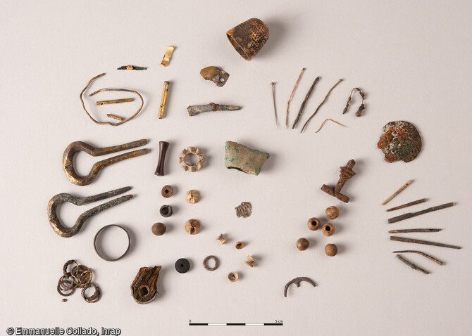 Série d'objets datant des XVe/XVIe siècles découverte dans les niveaux hydromorphes du château de l'Hermine à Vannes (Morbihan).