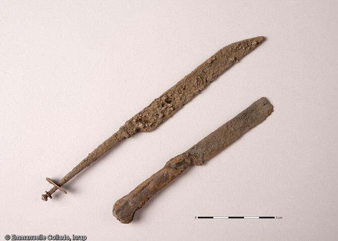 Lot de deux couteaux datant des XVe/XVIe siècles découvert dans le comblement de la douve du château de l'Hermine à Vannes (Morbihan).