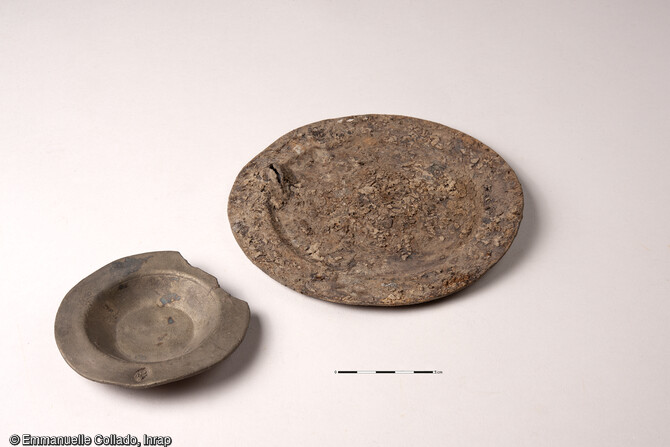 Lot de deux assiettes en métal datant des XVe/XVIe siècles découvert dans le comblement de la douve du château de l'Hermine à Vannes (Morbihan).