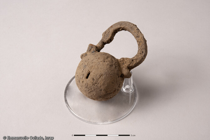 Cadenas boule datant des XVe/XVIe siècles découvert dans le comblement de la douve du château de l'Hermine à Vannes (Morbihan).