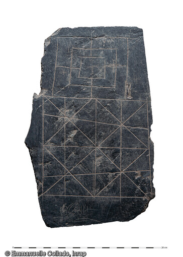 Ardoise en schiste gravée découverte lors des fouilles du château de l'Hermine à Vannes (Morbihan).