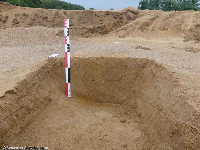 Trou de poteau en coupe à Decize (Nièvre). Cette fouille, a été menée dans un contexte géomorphologique très particulier. Les formations sédimentaires superficielles sont constituées de sables éolisés.