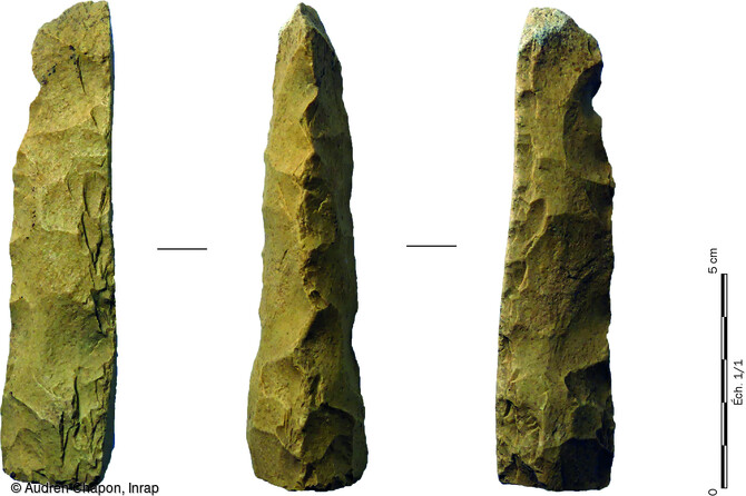 Un des outils prismatiques découvert durant la fouille du niveau 1 à Decize (Nièvre). Ces outils, probablement en grès-quartzite, dits outils prismatiques de  type montmorencien  sont typiques du premier Mésolithique. 