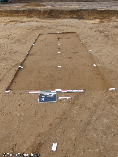 Test de fouilles manuelles dans la zone 2, du niveau 1 qui apparait dès 45 cm de profondeur, mené dans les formations de sables éolisés à Decize (Nièvre). Il ne s'y dégage pas de forte concentration de vestiges. 