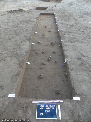 Test de fouilles manuelles dans la zone 1, du niveau 1 qui apparait dès 45 cm de profondeur, mené dans les formations de sables éolisés à Decize (Nièvre). Il ne s'y dégage pas de forte concentration de vestiges.