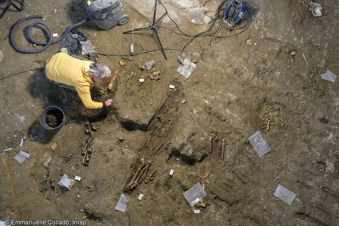 Sépultures en cours de fouille dans l'ancienne église du couvent des Jacobins à Morlaix (Finistère).